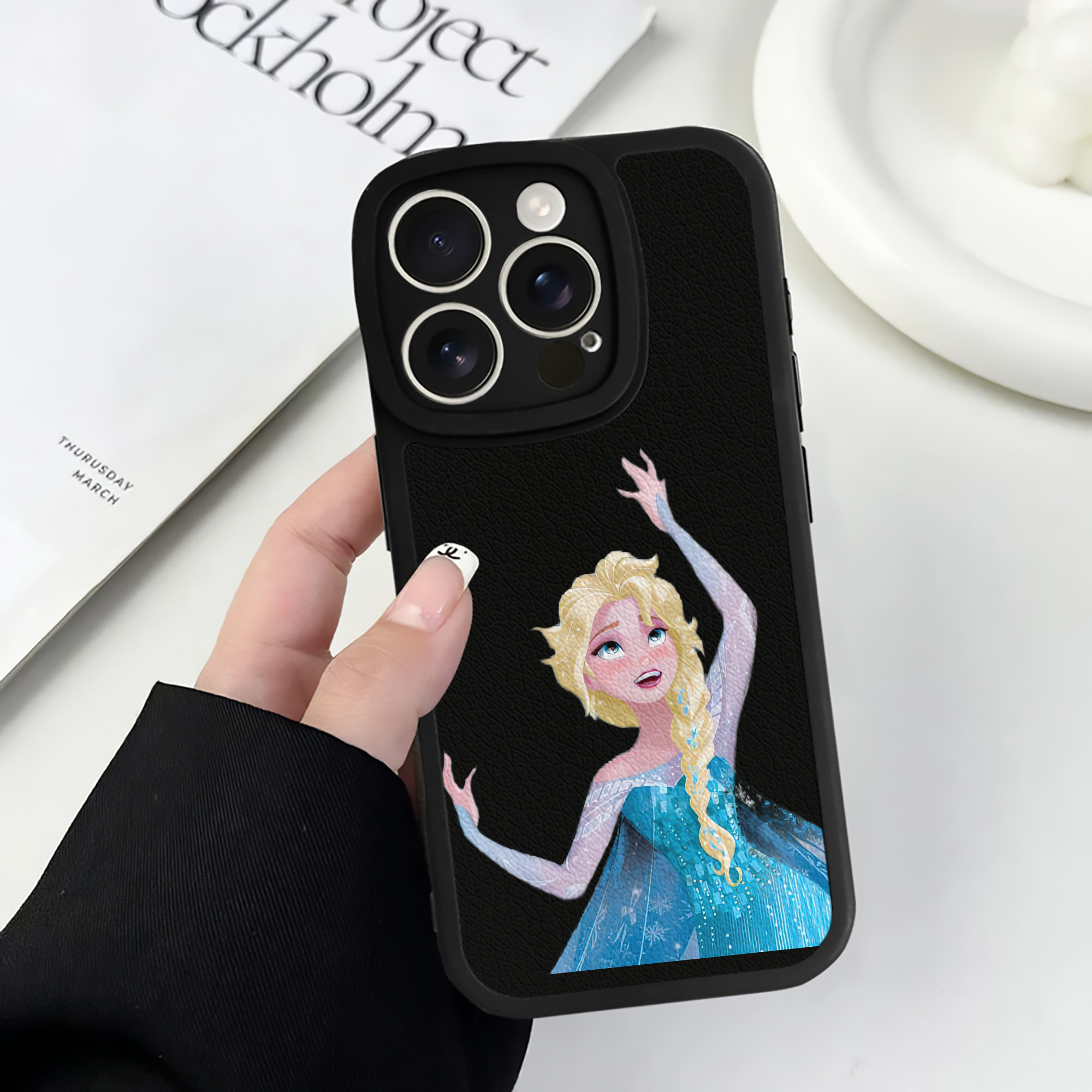 （画像用） アナと雪の女王 アンナ エルサ Frozen Anna Elsa 【iPhone 16シリーズ対応】シリコンスマホケース（レザー調） 材質：シリコン